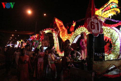 Lantern parade celebrates mid-autumn festival  - ảnh 7